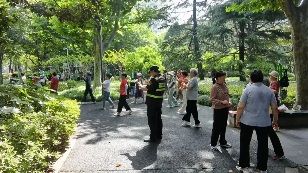 中考在即,临近考点的复兴公园护考行动有序进行-第11张图片-四季读书网 中考在即,临近考点的复兴公园护考行动有序进行-第11张图片-四季读书网