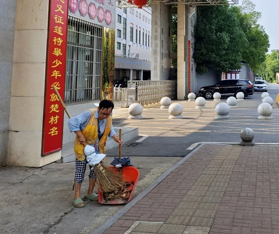 【城管动态】端午遇中考  环卫“净”“静”护航-第3张图片-四季读书网