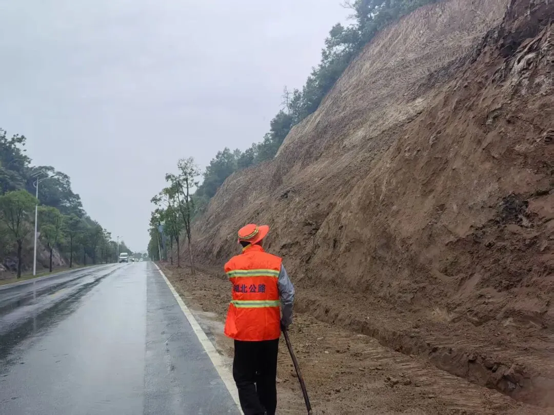护航中考,大悟公路人在行动 -第1张图片-四季读书网