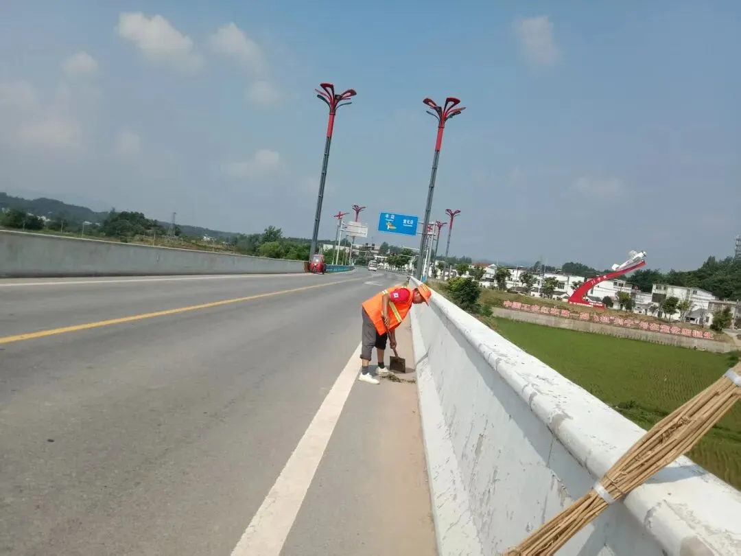 护航中考,大悟公路人在行动 -第3张图片-四季读书网