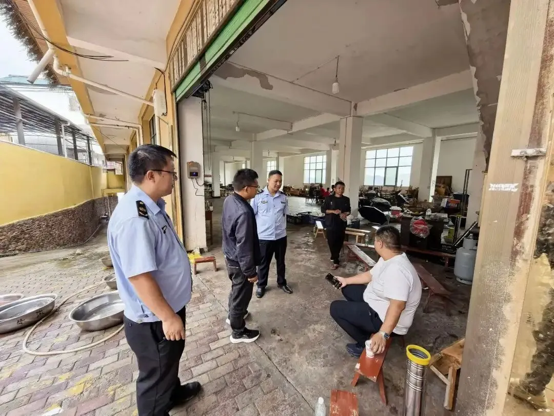绿春县综合行政执法局开展中考考点周边市容环境整治专项行动-第4张图片-四季读书网