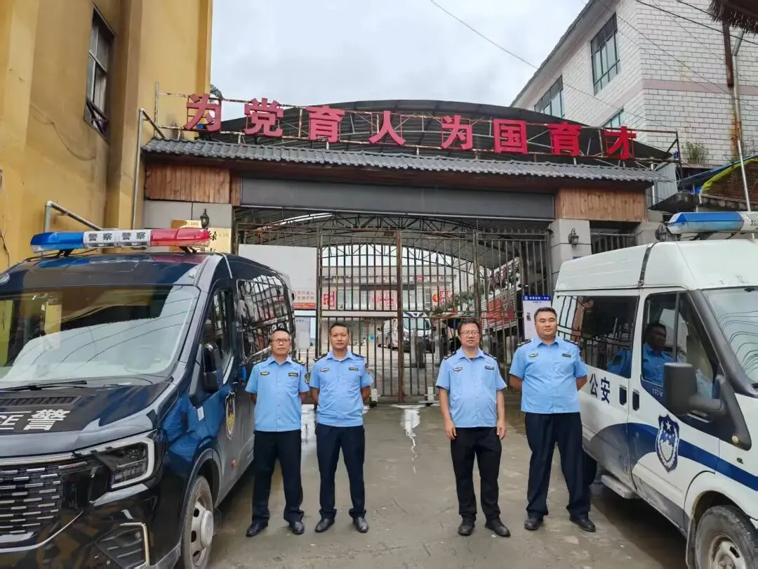 绿春县综合行政执法局开展中考考点周边市容环境整治专项行动-第8张图片-四季读书网