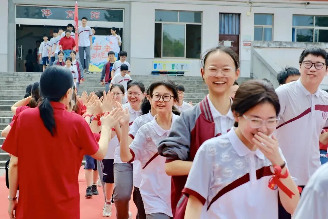 少年策马赴山海 中考亮剑展锋芒 ——海宁市王国维初级中学教育集团2026届出征仪式圆满举行-第35张图片-四季读书网 少年策马赴山海 中考亮剑展锋芒 ——海宁市王国维初级中学教育集团2026届出征仪式圆满举行-第35张图片-四季读书网