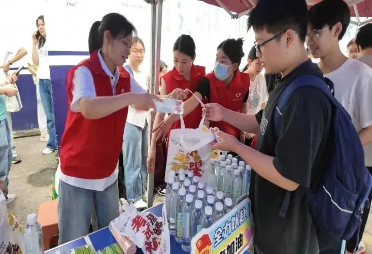 团区委组织开展2026年中考助考志愿服务活动-第3张图片-四季读书网 团区委组织开展2026年中考助考志愿服务活动-第3张图片-四季读书网