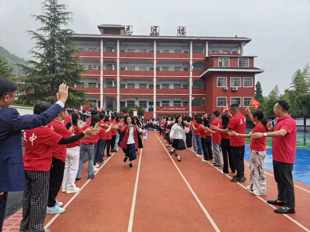 鲜花赠少年!赫章这几所学校为中考考生壮行-第3张图片-四季读书网