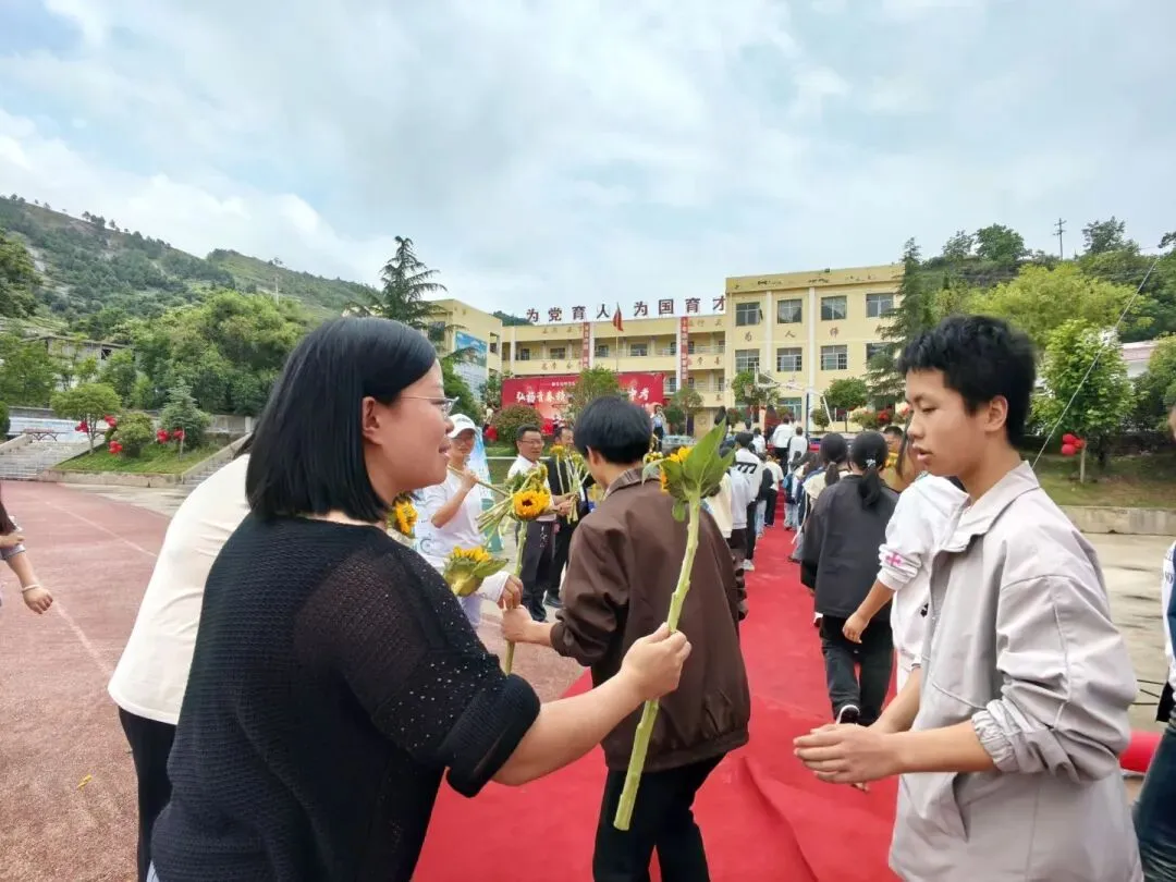 鲜花赠少年!赫章这几所学校为中考考生壮行-第6张图片-四季读书网 鲜花赠少年!赫章这几所学校为中考考生壮行-第6张图片-四季读书网