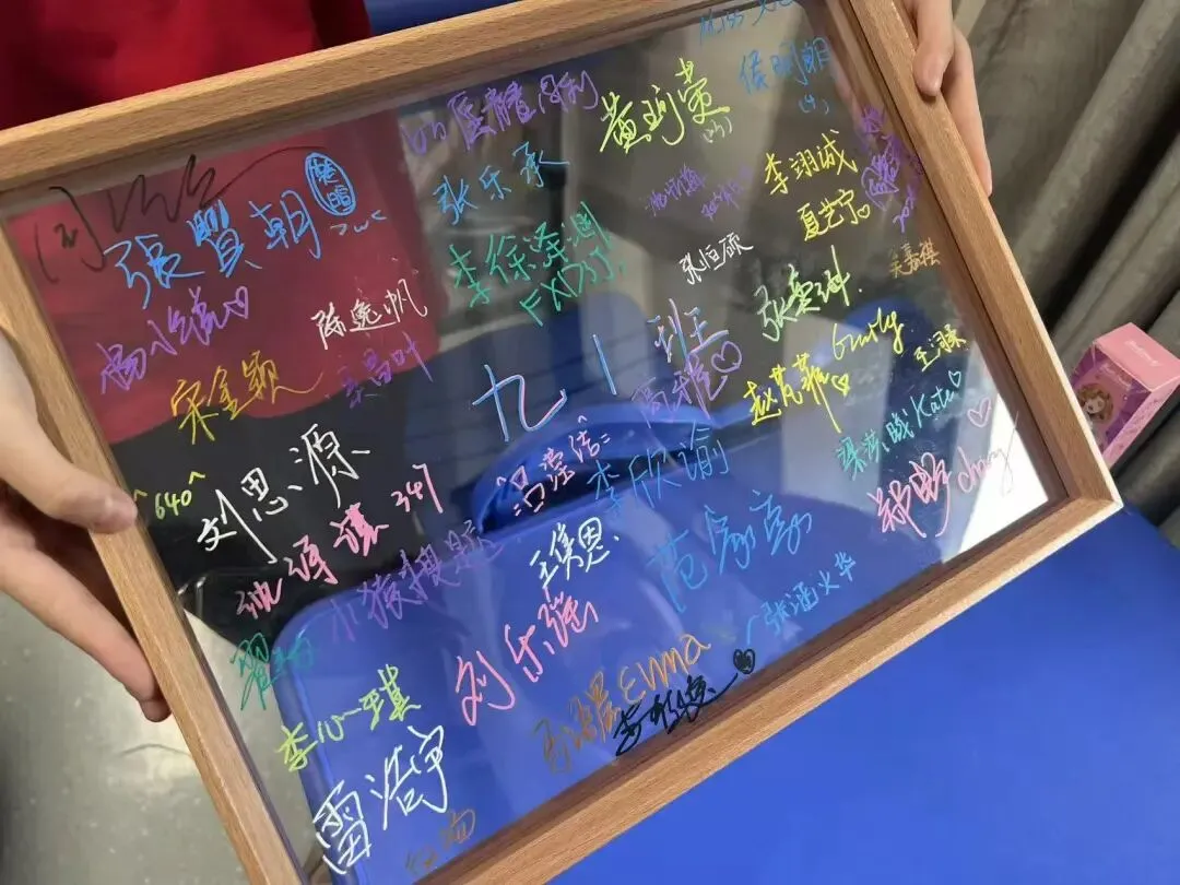 中考倒计时2天!女儿偷偷带着签字板上学-第3张图片-四季读书网