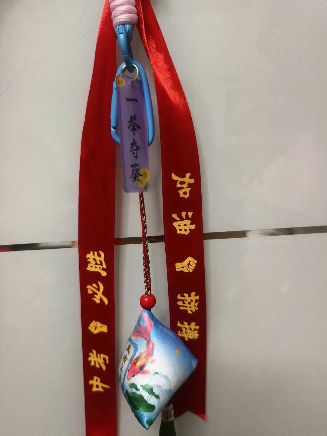 中考倒计时2天!女儿偷偷带着签字板上学-第4张图片-四季读书网