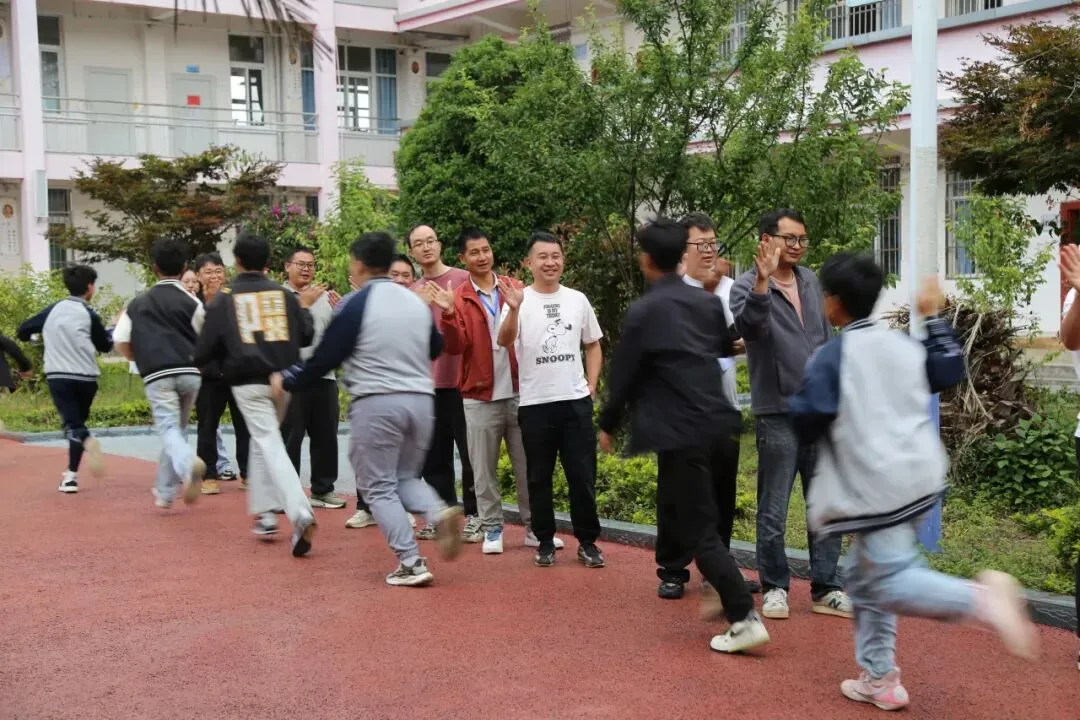 中考落幕!富良棚乡考点有花、有笑、有少年意气……-第15张图片-四季读书网