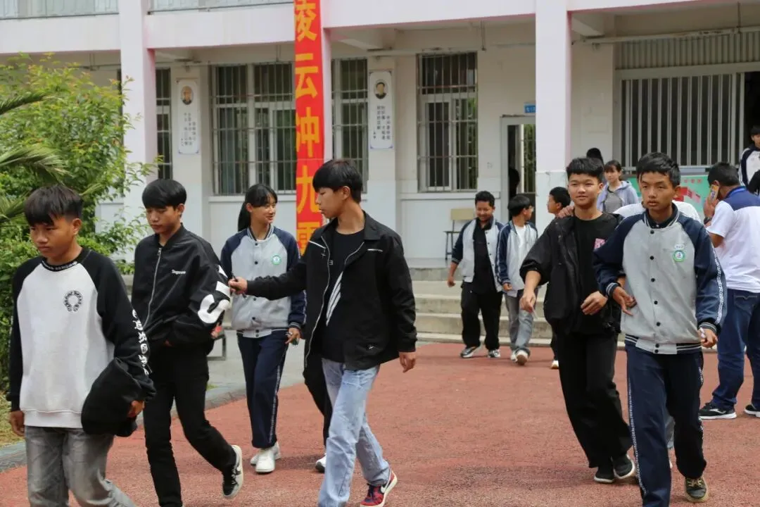 中考落幕!富良棚乡考点有花、有笑、有少年意气……-第16张图片-四季读书网