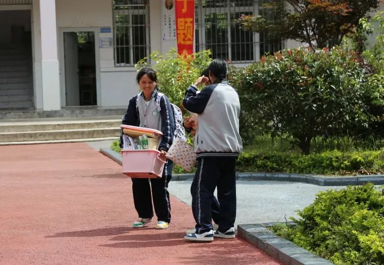 中考落幕!富良棚乡考点有花、有笑、有少年意气……-第18张图片-四季读书网
