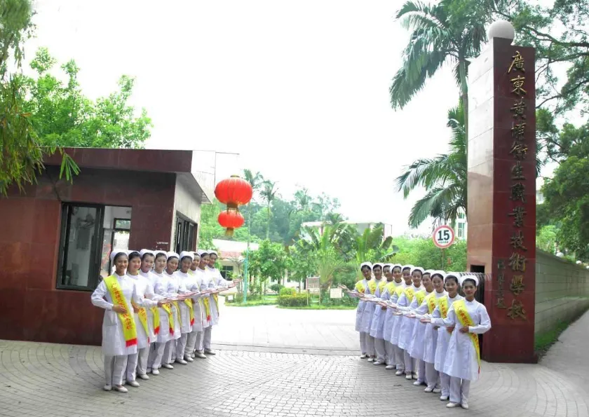 中考成绩不理想别焦虑!广东 17 所公办正规卫校盘点,升学就业双稳妥-第14张图片-四季读书网