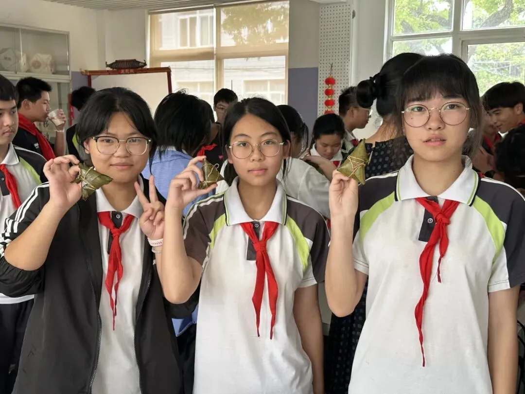 标题:一枚吉祥粽 圆梦中考路——合兴中学端午节活动-第5张图片-四季读书网 标题:一枚吉祥粽 圆梦中考路——合兴中学端午节活动-第5张图片-四季读书网