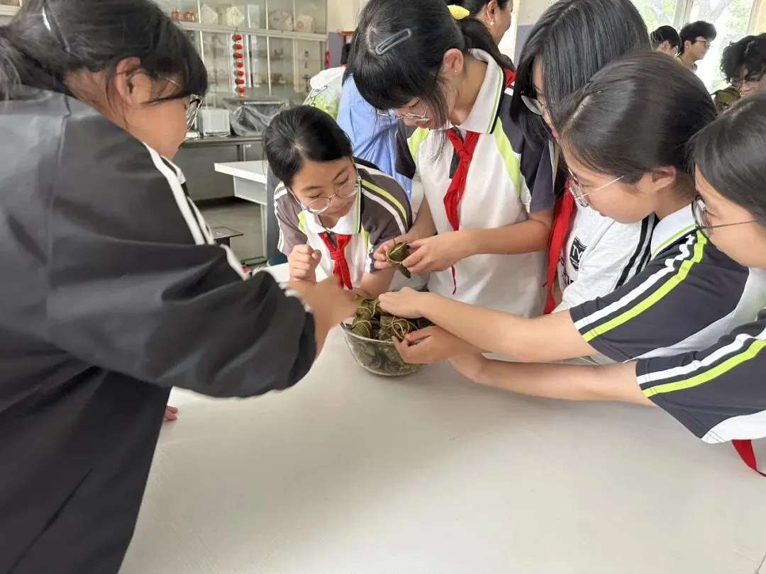 标题:一枚吉祥粽 圆梦中考路——合兴中学端午节活动-第6张图片-四季读书网 标题:一枚吉祥粽 圆梦中考路——合兴中学端午节活动-第6张图片-四季读书网