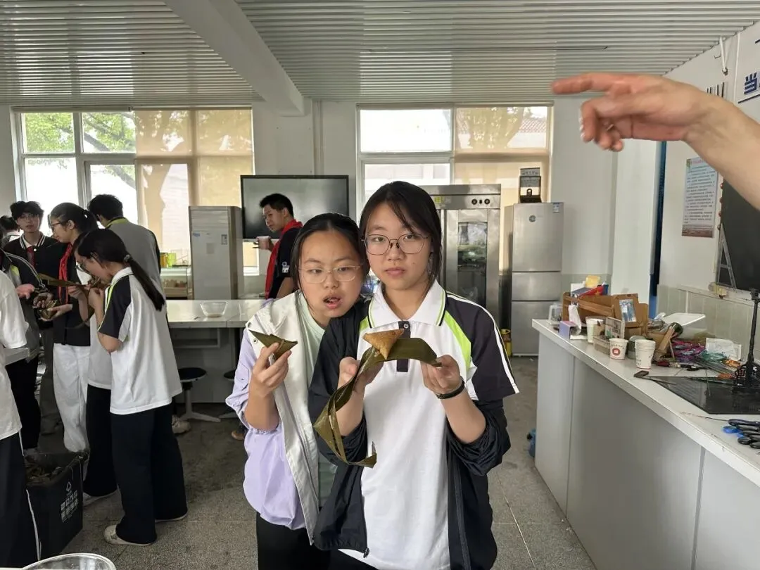 标题:一枚吉祥粽 圆梦中考路——合兴中学端午节活动-第7张图片-四季读书网 标题:一枚吉祥粽 圆梦中考路——合兴中学端午节活动-第7张图片-四季读书网