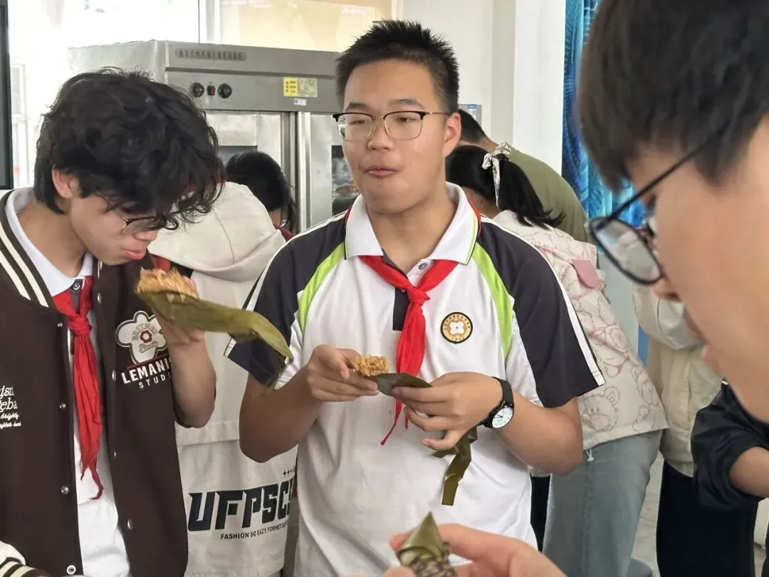 标题:一枚吉祥粽 圆梦中考路——合兴中学端午节活动-第8张图片-四季读书网 标题:一枚吉祥粽 圆梦中考路——合兴中学端午节活动-第8张图片-四季读书网