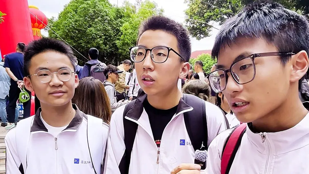中考 | 数学和语文“奇”出亮点!听听云附一二一和师大实验一二一的考生们怎么评-第107张图片-四季读书网 中考 | 数学和语文“奇”出亮点!听听云附一二一和师大实验一二一的考生们怎么评-第107张图片-四季读书网