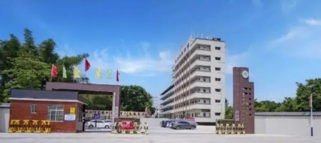 中考成绩不理想别焦虑!广东 17 所公办正规卫校盘点,升学就业双稳妥-第39张图片-四季读书网