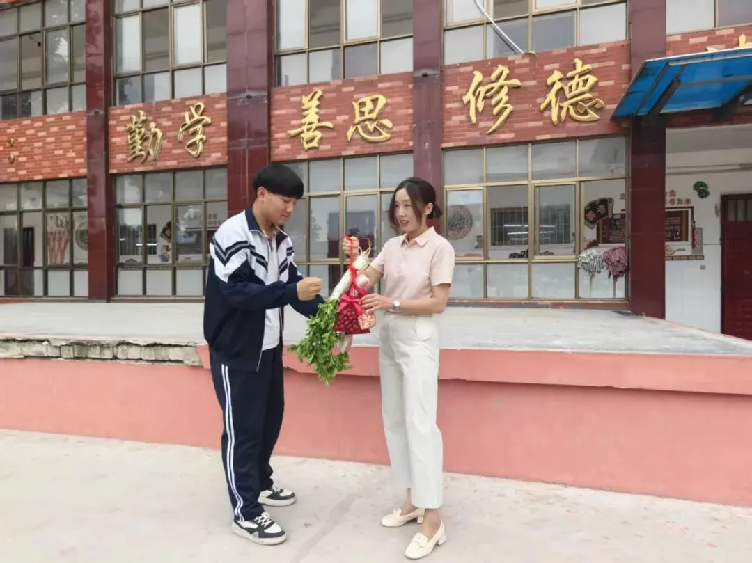 众志成城,誓赢中考-第3张图片-四季读书网