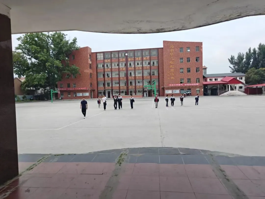 众志成城,誓赢中考-第28张图片-四季读书网