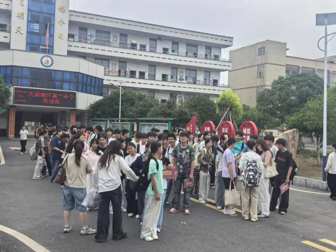千山红镇:暖心护航再出发 温情相伴助中考-第1张图片-四季读书网