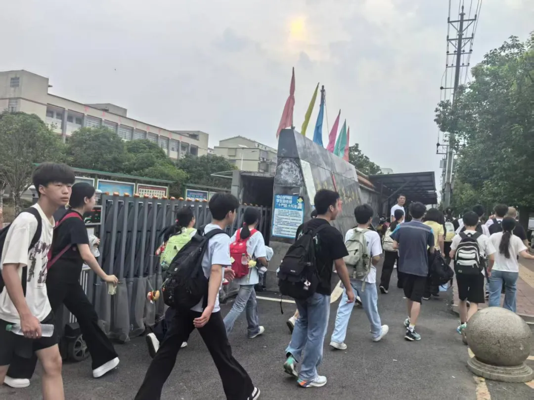 千山红镇:暖心护航再出发 温情相伴助中考-第2张图片-四季读书网