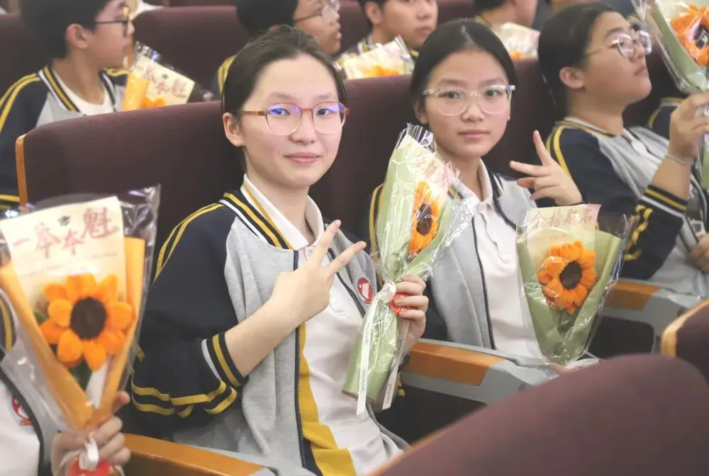 旌旗猎猎跃龙门,壮志凌云搏中考——鸡鸣山学校隆重举行2026年冲刺动员大会-第16张图片-四季读书网 旌旗猎猎跃龙门,壮志凌云搏中考——鸡鸣山学校隆重举行2026年冲刺动员大会-第16张图片-四季读书网