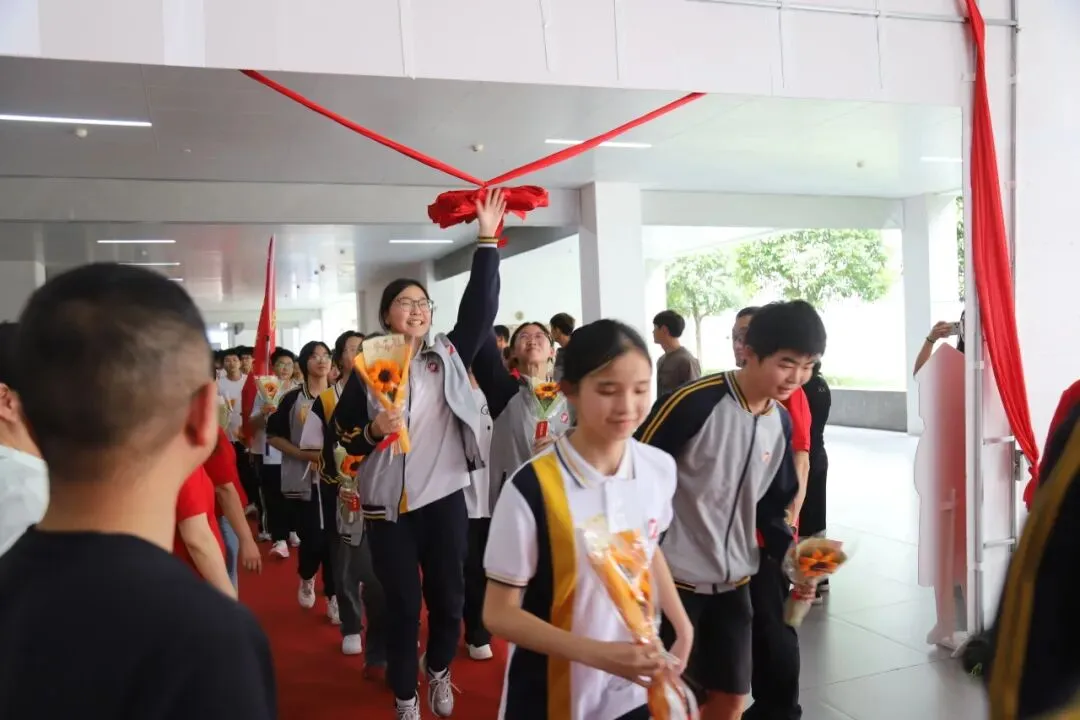 旌旗猎猎跃龙门,壮志凌云搏中考——鸡鸣山学校隆重举行2026年冲刺动员大会-第19张图片-四季读书网 旌旗猎猎跃龙门,壮志凌云搏中考——鸡鸣山学校隆重举行2026年冲刺动员大会-第19张图片-四季读书网