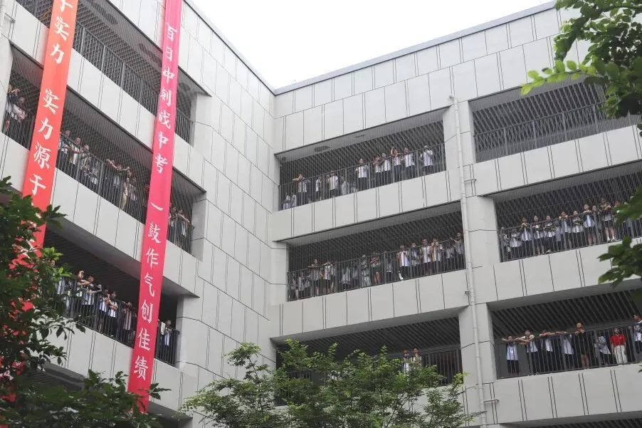 旌旗猎猎跃龙门,壮志凌云搏中考——鸡鸣山学校隆重举行2026年冲刺动员大会-第37张图片-四季读书网 旌旗猎猎跃龙门,壮志凌云搏中考——鸡鸣山学校隆重举行2026年冲刺动员大会-第37张图片-四季读书网