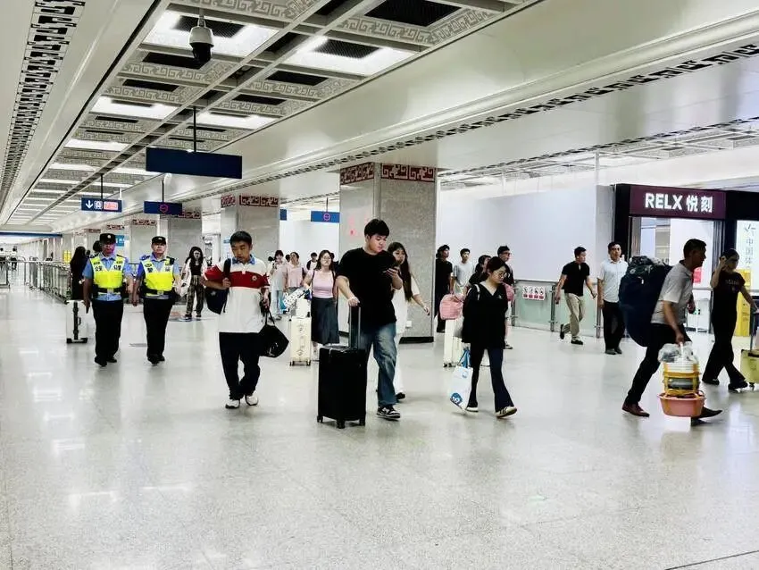 中考遇上端午,武汉轨道公安全力守护!-第5张图片-四季读书网 中考遇上端午,武汉轨道公安全力守护!-第5张图片-四季读书网