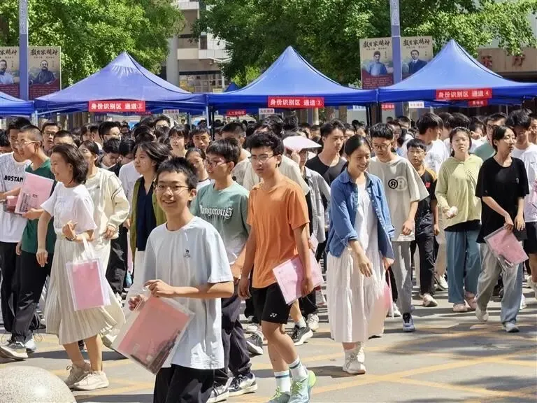 2026年兰州市中考笔试顺利收官-第2张图片-四季读书网 2026年兰州市中考笔试顺利收官-第2张图片-四季读书网