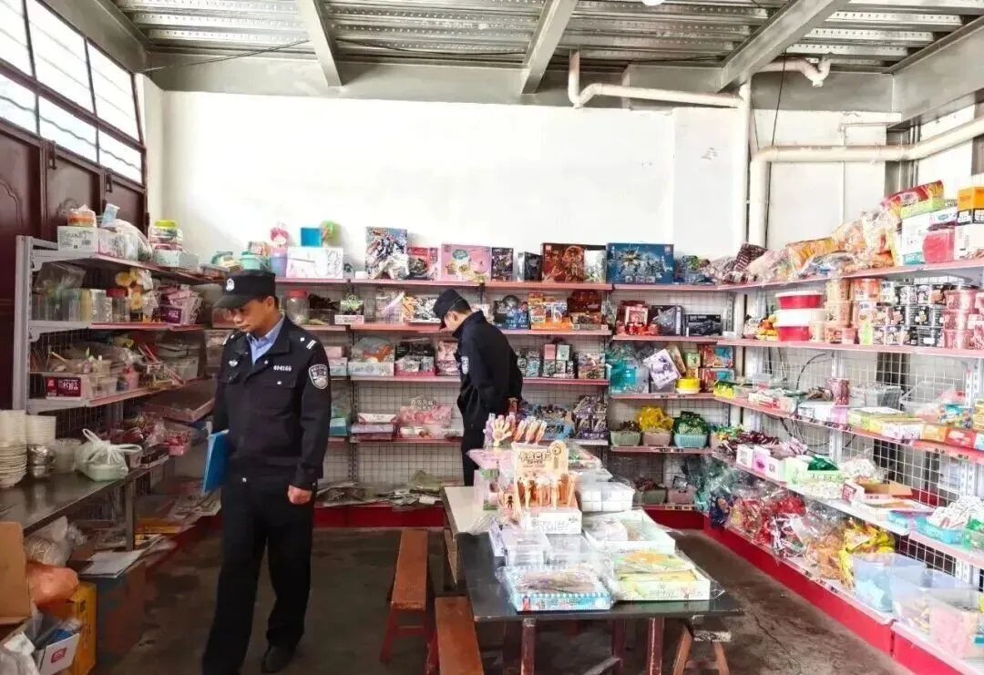 护航中考!云南多地开展校园周边文化市场专项检查-第3张图片-四季读书网 护航中考!云南多地开展校园周边文化市场专项检查-第3张图片-四季读书网
