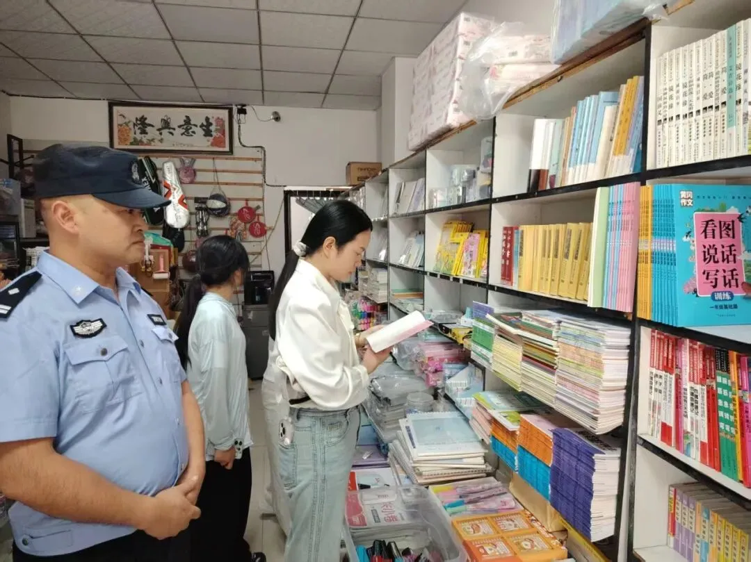 护航中考!云南多地开展校园周边文化市场专项检查-第6张图片-四季读书网 护航中考!云南多地开展校园周边文化市场专项检查-第6张图片-四季读书网