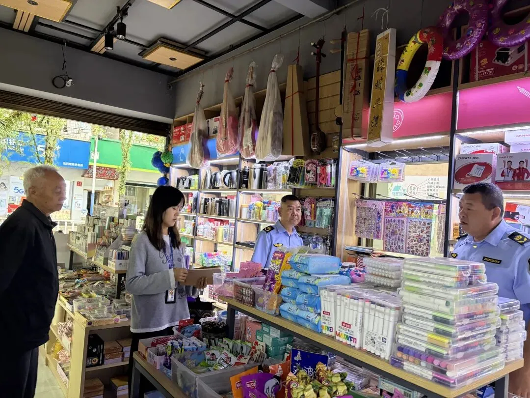 护航中考!云南多地开展校园周边文化市场专项检查-第10张图片-四季读书网 护航中考!云南多地开展校园周边文化市场专项检查-第10张图片-四季读书网