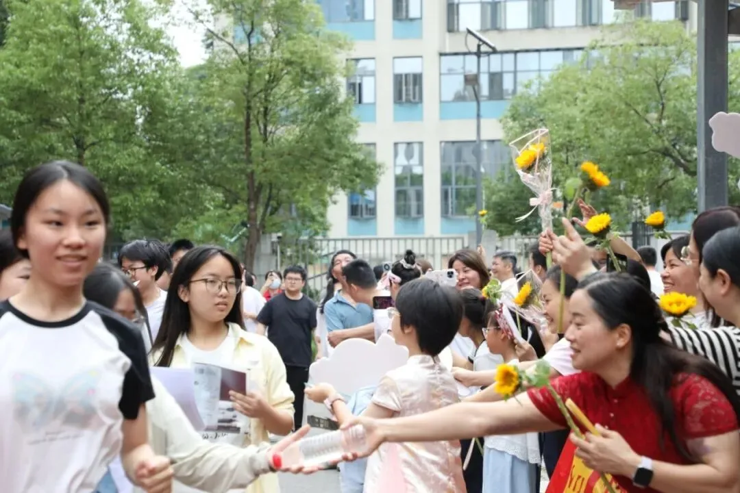 中考第一天 | 温情送考 蓄力逐梦-第18张图片-四季读书网 中考第一天 | 温情送考 蓄力逐梦-第18张图片-四季读书网