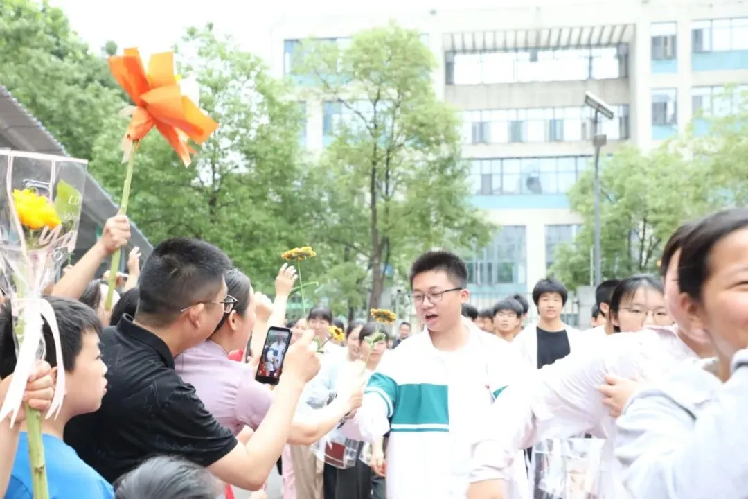 中考第一天 | 温情送考 蓄力逐梦-第19张图片-四季读书网 中考第一天 | 温情送考 蓄力逐梦-第19张图片-四季读书网