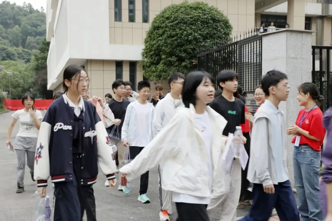 中考第一天 | 温情送考 蓄力逐梦-第20张图片-四季读书网 中考第一天 | 温情送考 蓄力逐梦-第20张图片-四季读书网