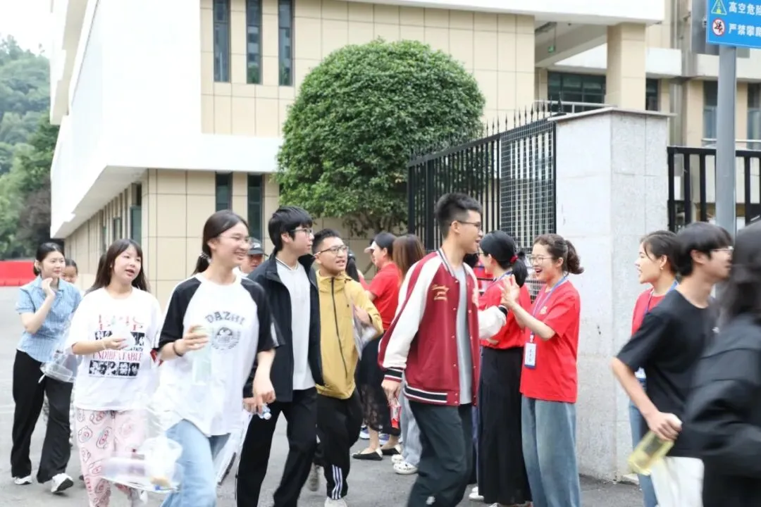 中考第一天 | 温情送考 蓄力逐梦-第21张图片-四季读书网 中考第一天 | 温情送考 蓄力逐梦-第21张图片-四季读书网