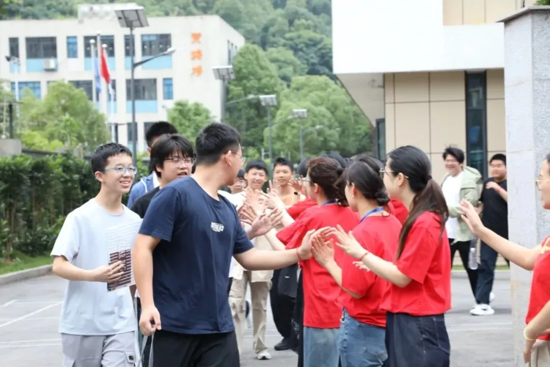 中考第一天 | 温情送考 蓄力逐梦-第24张图片-四季读书网 中考第一天 | 温情送考 蓄力逐梦-第24张图片-四季读书网