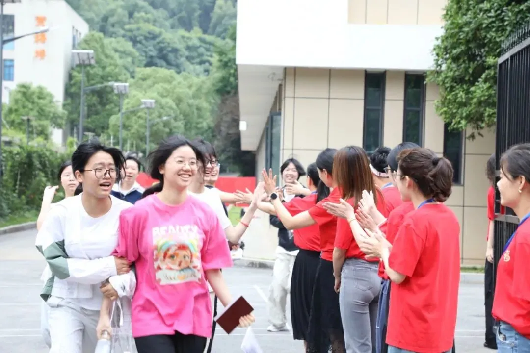 中考第一天 | 温情送考 蓄力逐梦-第25张图片-四季读书网 中考第一天 | 温情送考 蓄力逐梦-第25张图片-四季读书网