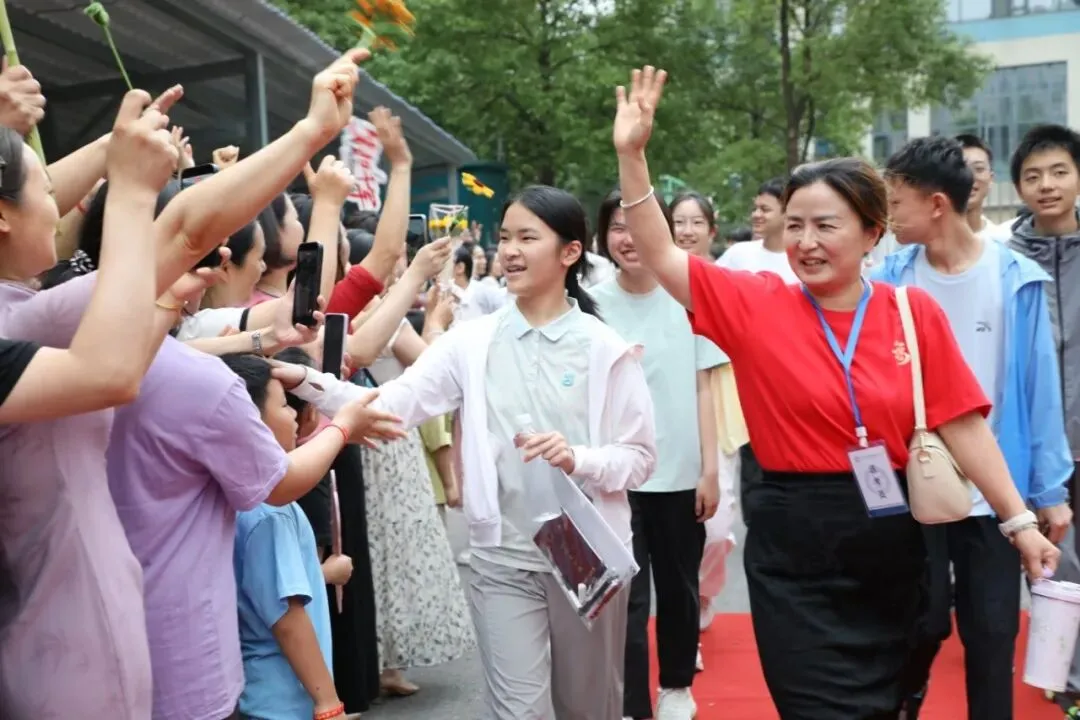 中考第一天 | 温情送考 蓄力逐梦-第26张图片-四季读书网 中考第一天 | 温情送考 蓄力逐梦-第26张图片-四季读书网