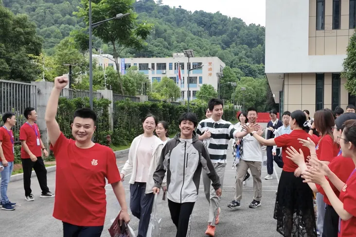 中考第一天 | 温情送考 蓄力逐梦-第27张图片-四季读书网 中考第一天 | 温情送考 蓄力逐梦-第27张图片-四季读书网