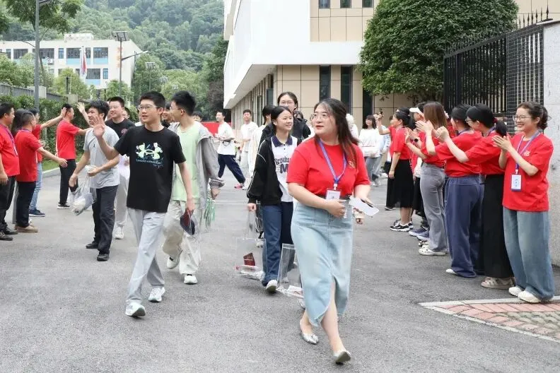 中考第一天 | 温情送考 蓄力逐梦-第28张图片-四季读书网 中考第一天 | 温情送考 蓄力逐梦-第28张图片-四季读书网