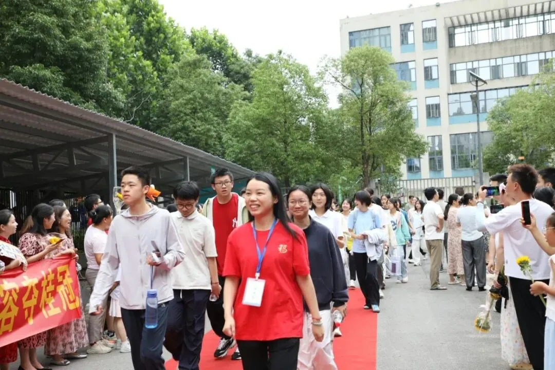 中考第一天 | 温情送考 蓄力逐梦-第29张图片-四季读书网 中考第一天 | 温情送考 蓄力逐梦-第29张图片-四季读书网