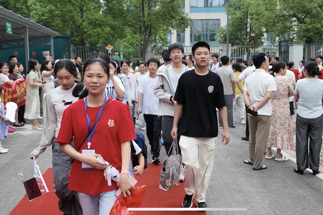 中考第一天 | 温情送考 蓄力逐梦-第30张图片-四季读书网 中考第一天 | 温情送考 蓄力逐梦-第30张图片-四季读书网