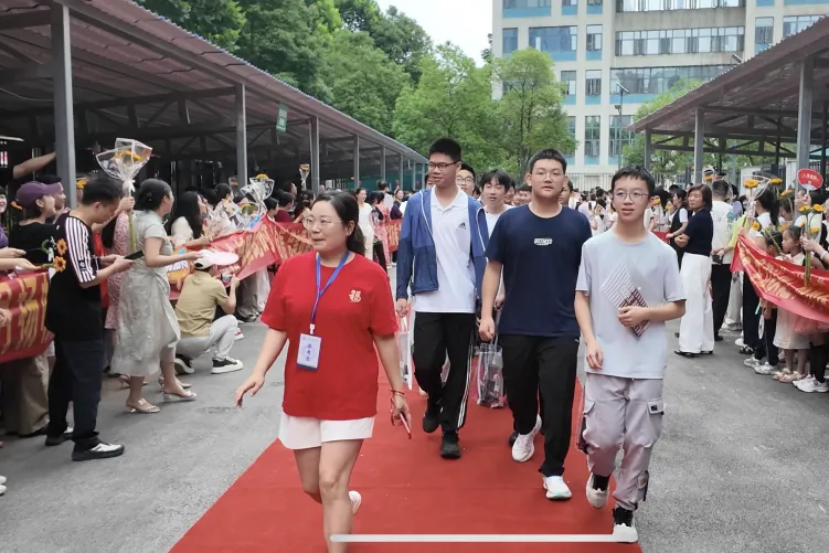 中考第一天 | 温情送考 蓄力逐梦-第31张图片-四季读书网 中考第一天 | 温情送考 蓄力逐梦-第31张图片-四季读书网