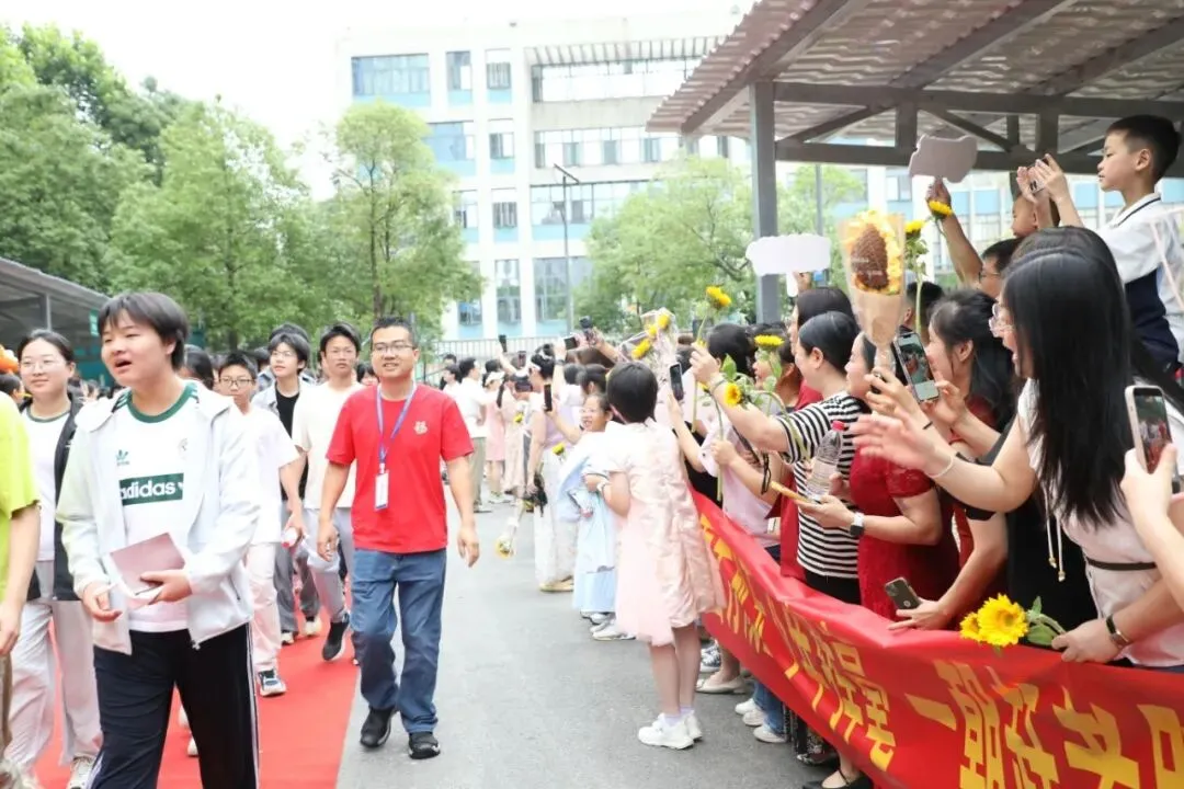 中考第一天 | 温情送考 蓄力逐梦-第32张图片-四季读书网 中考第一天 | 温情送考 蓄力逐梦-第32张图片-四季读书网