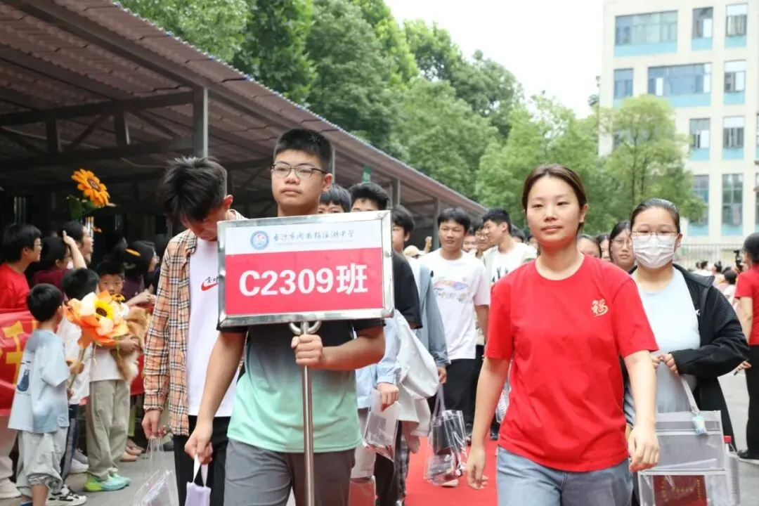 中考第一天 | 温情送考 蓄力逐梦-第33张图片-四季读书网 中考第一天 | 温情送考 蓄力逐梦-第33张图片-四季读书网
