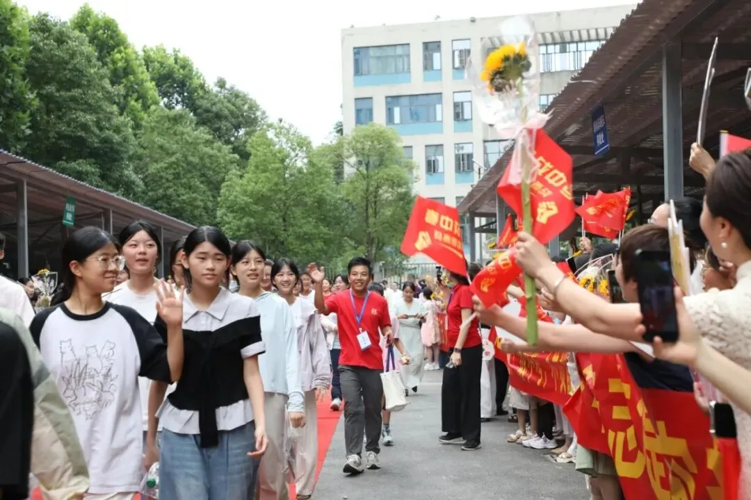 中考第一天 | 温情送考 蓄力逐梦-第35张图片-四季读书网 中考第一天 | 温情送考 蓄力逐梦-第35张图片-四季读书网