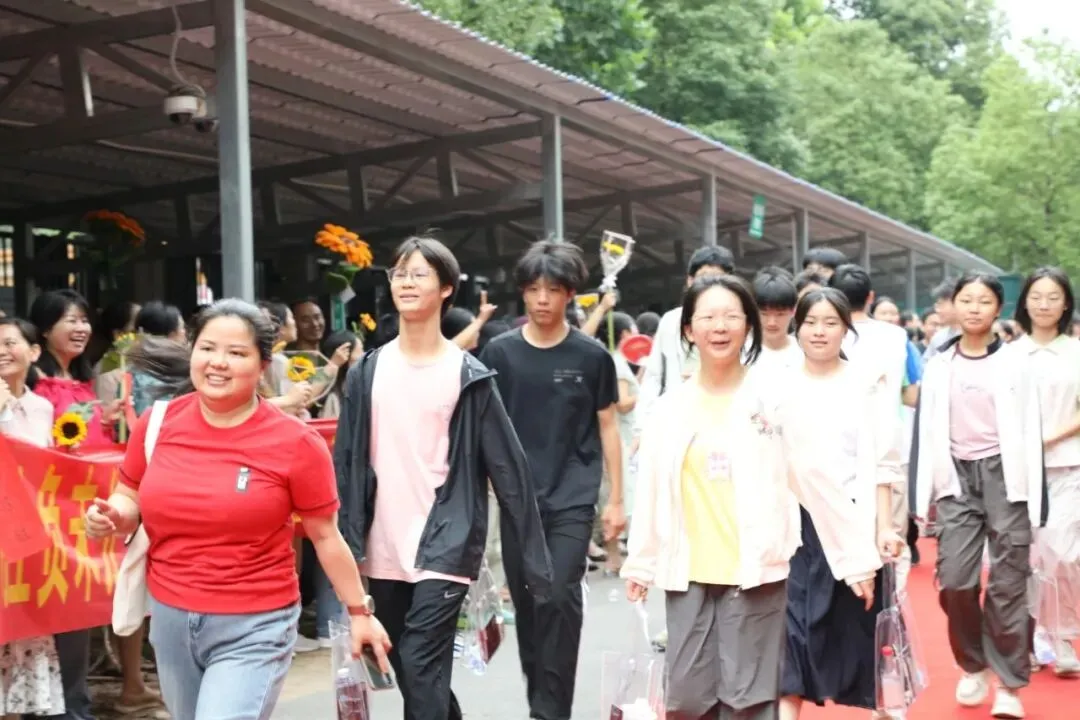 中考第一天 | 温情送考 蓄力逐梦-第36张图片-四季读书网 中考第一天 | 温情送考 蓄力逐梦-第36张图片-四季读书网